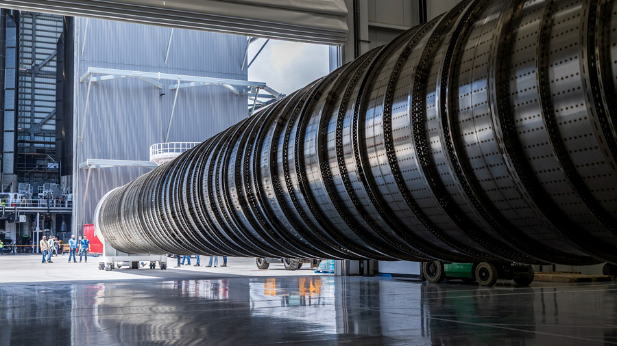 Le booster Super Heavy, à sa sortie du hangar. © Space X