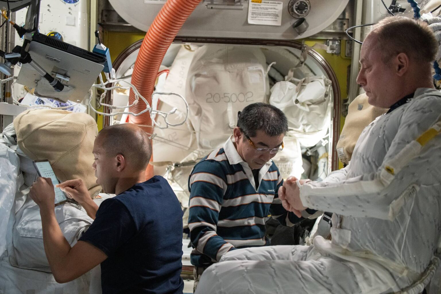 Chris Williams, Kimiya Yui et Mike Fincke se préparent à la sortie extravéhiculaire prévue le 8 janvier 2026 et finalement annulée pour raison médicale.