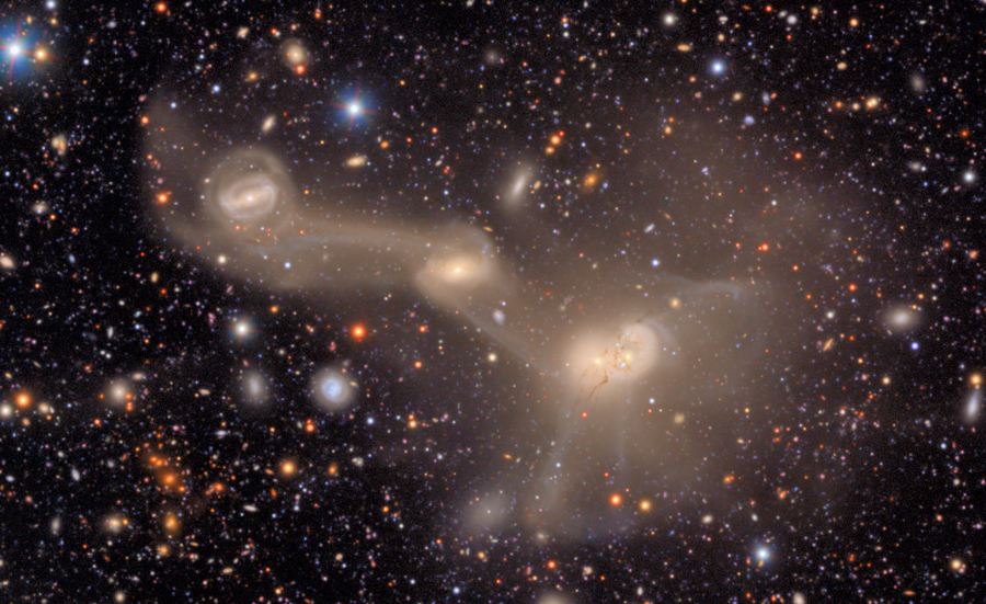 L’image du LSST très définié révèle les ponts de marées entre les trois galaxies du groupe RSCG 55. © Vera C. Rubin Observatory