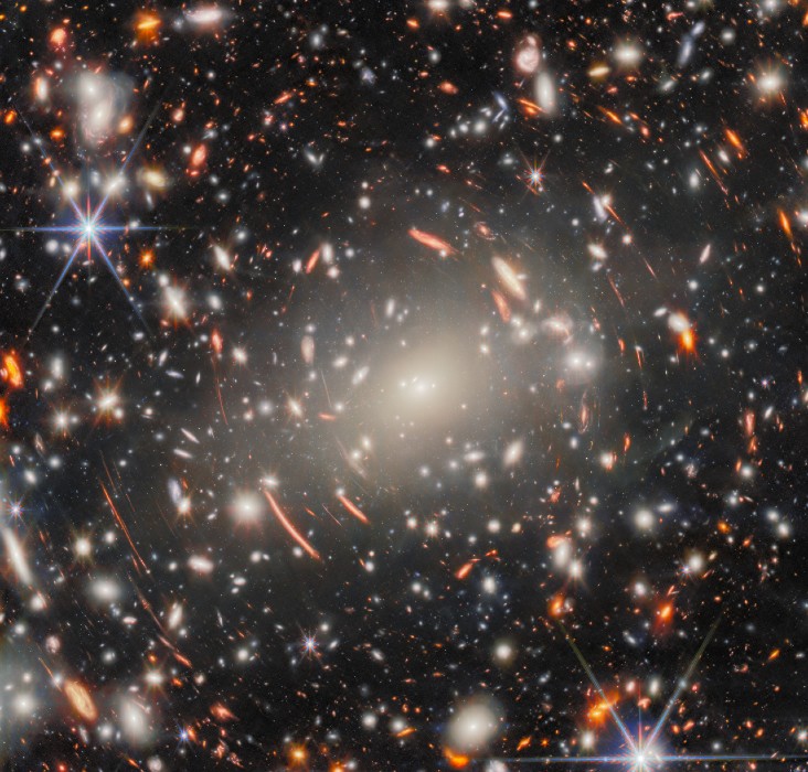 Plongeon record dans un tourbillon de galaxies tordues