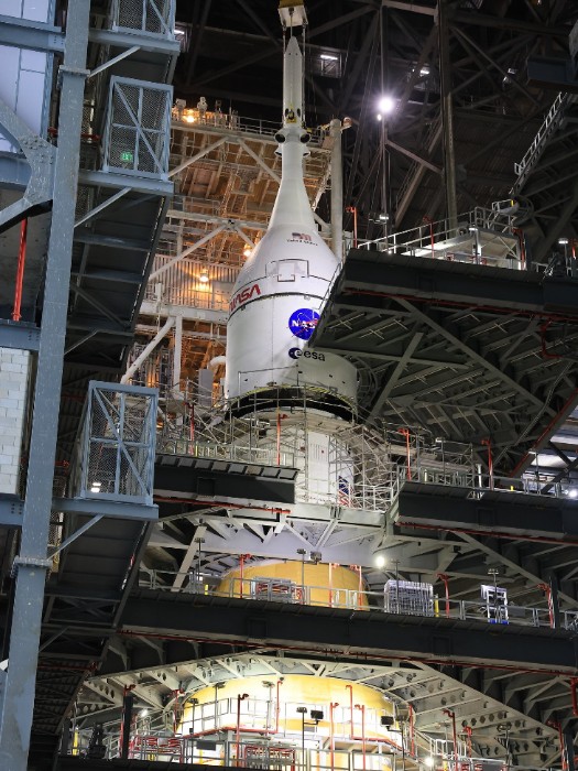 La capsule Orion d’Artemis 2 s’installe au sommet du SLS