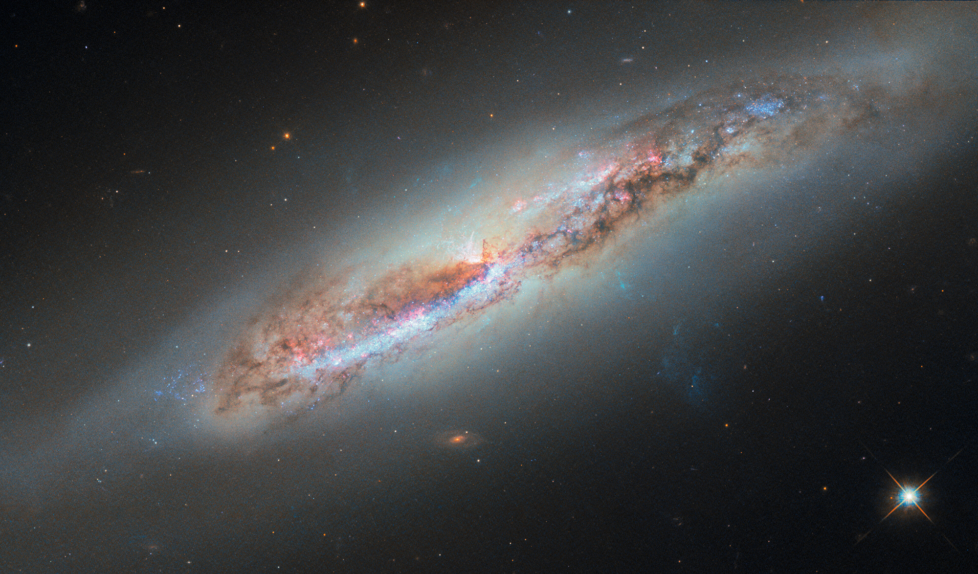 Hubble tire un portrait coloré dans la Vierge
