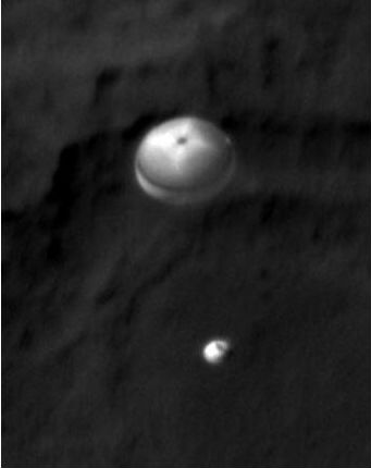 Détail du parachute de Curiosity le 6 août 2012 par MRO. Crédit : Nasa.