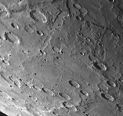 Failles lobées photographiées à la surface de Mercure Par la sonde Messenger. Crédit Nasa.
