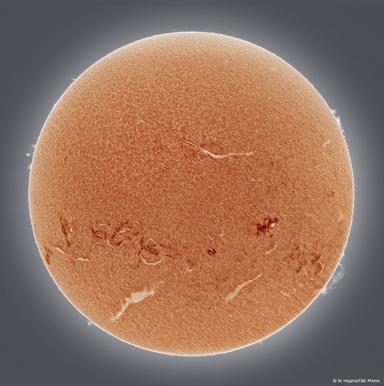 Le choix des teintes nimbe le Soleil d'une ambiance onirique sur ce cliché de l'astrophotographe Wes Higgins. Crédit : Wes Higgins