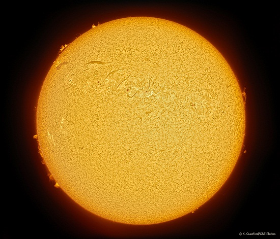 Le Soleil, ses taches et ses flammèches (protubérances), vues dans une longueur d'onde de l'hydrogène. Crédit : Ken Crawford /C&E Photos