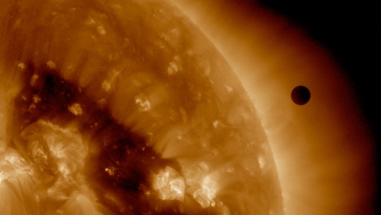 Le 6 juin 2012, Vénus passe devant le Soleil. Pour la dernière fois avant 2117. Crédit : Nasa/SDO/AIA/C&E Photos