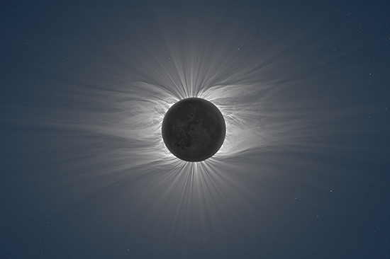 La Lune passe devant le Soleil et révèle sa splendide couronne, façonnée par le champ magnétique de l'étoile. Crédit : M. Druckmüller/P. Aniol/V. Rusin/L. Klocok/K. Martisek/M. Dietzel