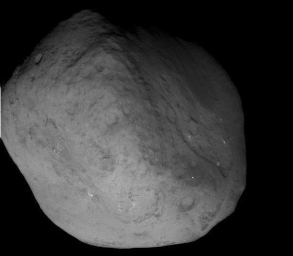 Image rapprochée de Tempel 1 par Stardust. Crédit : Nasa/JPL/Cornell University