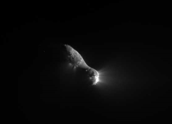 Animation du survol de la comète 103P/Hartley 2 par la sonde Epoxi. Crédit : NASA/JPL/Ciel et Espace
