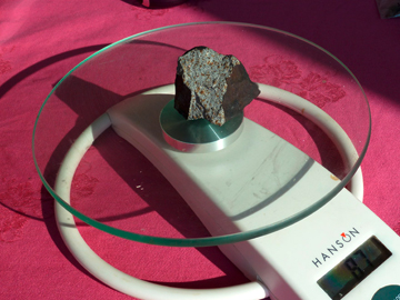 pesée de la météorite de Draveil. Crédit: DR