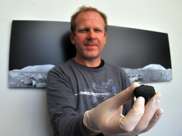 Luc Labenne tenant un fragment de la météorite martienne de juillet 2011. Crédit : JL. Dauvergne/Ciel et Espace Photos
